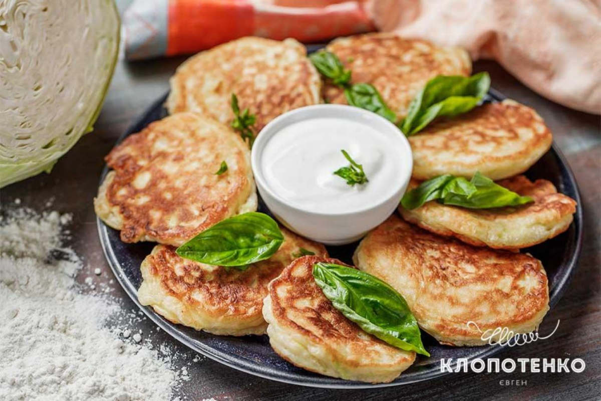 Смакують холодними - як приготувати пухкі солоні оладки з капустою на кефірі